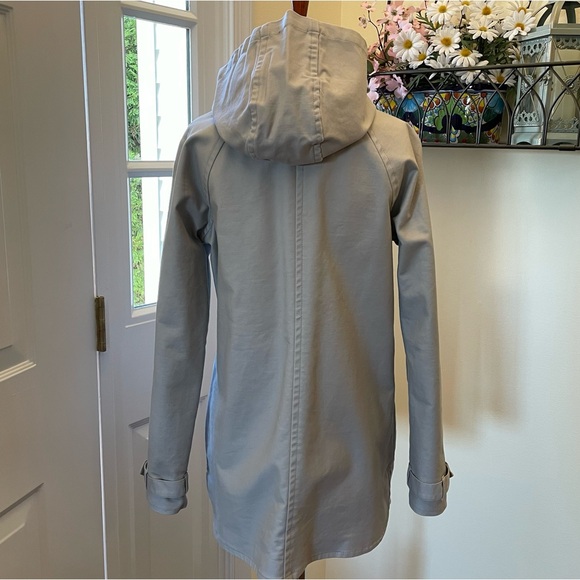 Isaac Mizrahi Live Rain Coat Size XS Grey w Reptile Print Lining Removable Hood - Picture 3 of 13